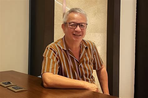 'Truly a legend': Tributes pour in for veteran journalist Mario Dumaual.